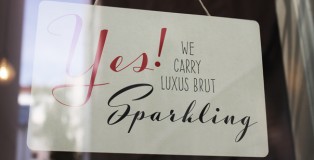 Luxus Brut Sparkling font